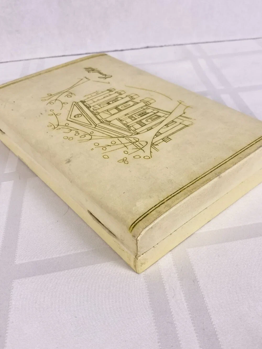Vintage Carvel Hall Cutlery ivory gold trim gift‎ box. Space for 6 knives